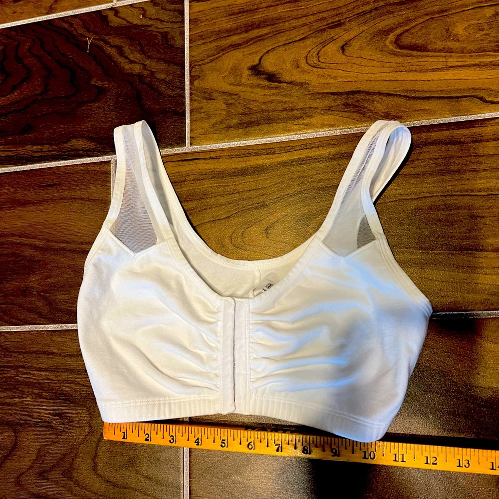 Ladies SZ38 Fruit of the Loom sports bra, white NWOT eyehook front closures
